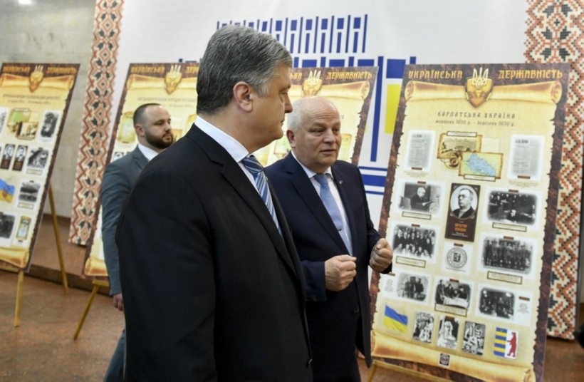 Порошенко открыл выставку об украинской государственности