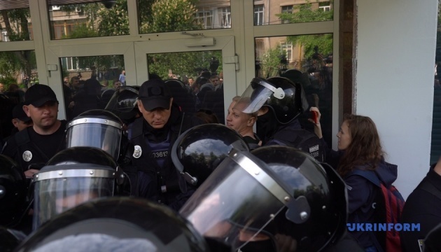 Митинг под МВД: произошла потасовка, полиция применила слезоточивый газ