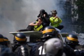 	В Париже снова произошли стычки "желтых жилетов" с полицией: появились яркие фото и видео