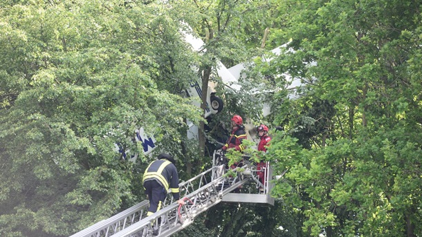 	В Германии самолет застрял на дереве: на борту было двое человек