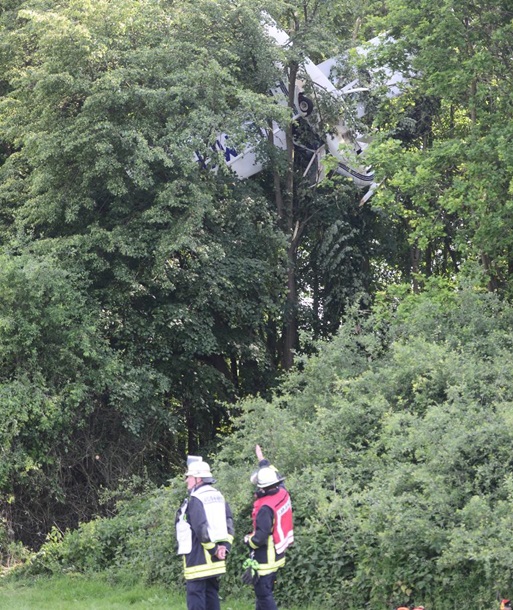 	В Германии самолет застрял на дереве: на борту было двое человек