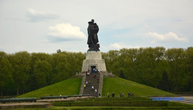 Известному памятнику Советскому солдату в Берлине исполнилось 70