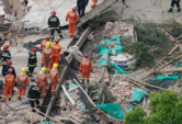 	В Шанхае обрушилось здание: десятки человек оказались под завалами