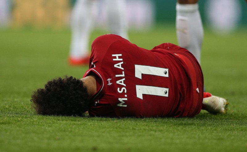 Салах в матче чемпионата Англии получил травму головы и покинул поле на носилках (фото)