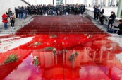 	В Париже демонстранты вылили 300 литров "крови" на ступеньки Трокадеро: яркие фото