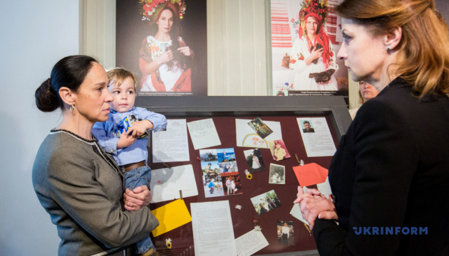 Марина Порошенко посетила фотовыставку матерей погибших воинов