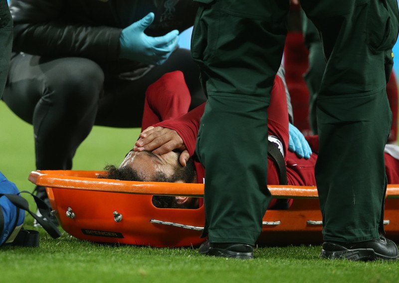 Салах в матче чемпионата Англии получил травму головы и покинул поле на носилках (фото)