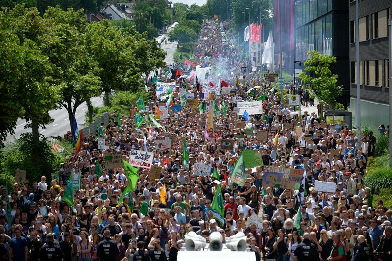 	В Германии тысячи людей вышли на митинг за защиту климата