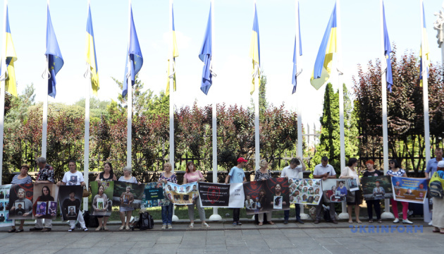 На Банковой родственники военных проводят акцию "Свободу узникам войны"