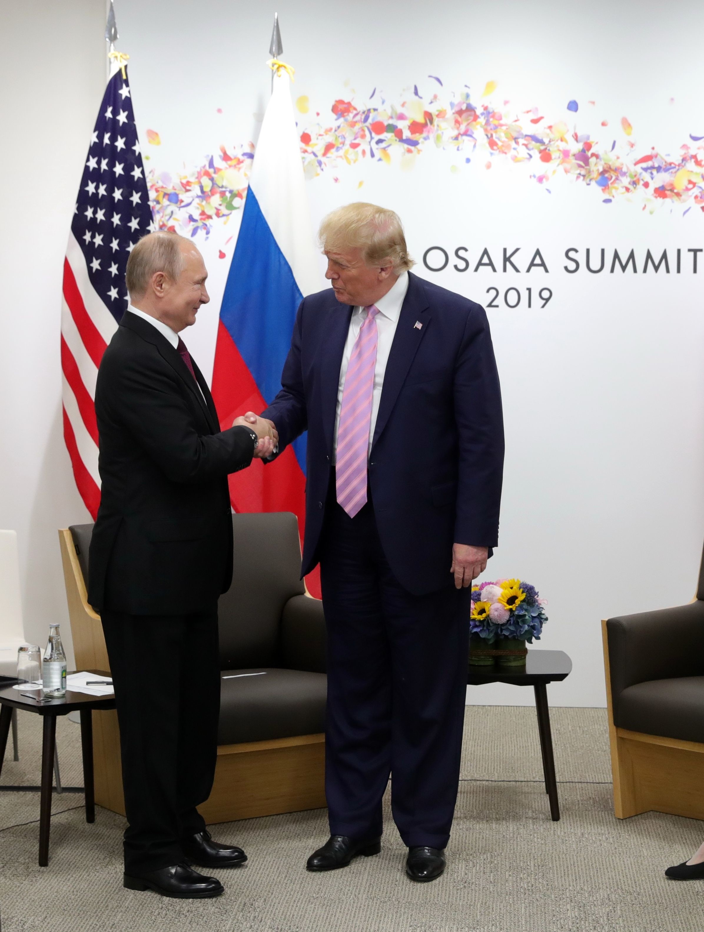 	ФОТОФАКТ.
				Путин пришел на встречу с Трампом на высоких каблуках