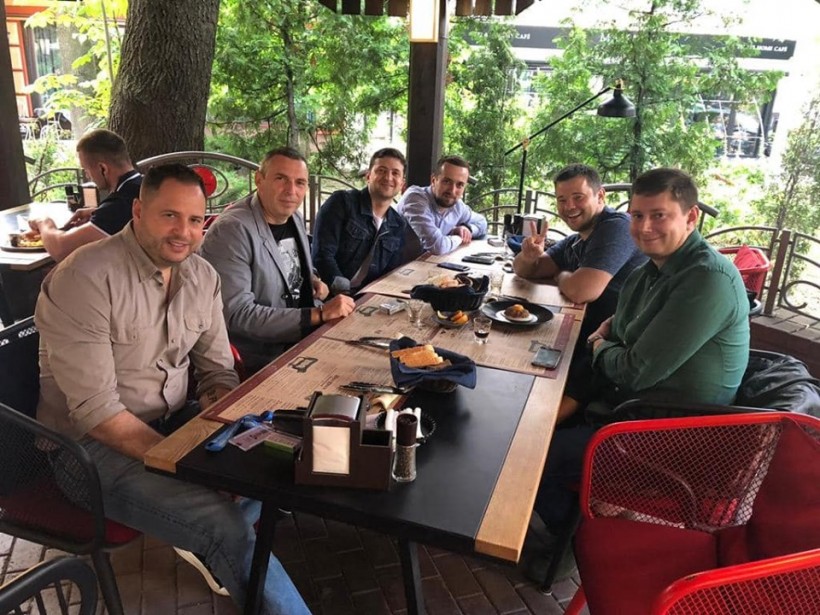 Зеленский празднует День Конституции в кафе с Богданом и Шефиром