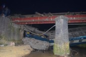 	В Бангладеш вагон с людьми упал с моста: есть погибшие, много раненых