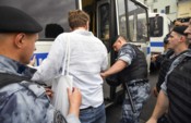 	Протесты в Москве: ОМОН применил дубинки, задержали более 100 человек (фото и видео)