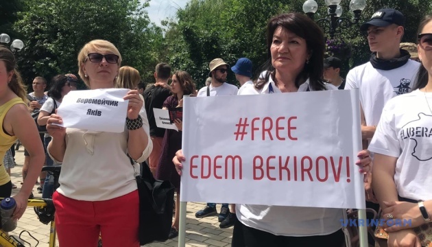 В Киеве проходит марш за освобождение заложников Кремля
