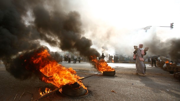 Оппозиция в Судане призвала к свержению Военного совета: в столкновениях гибнут люди Оппозиция в Судане призвала к свержению Военного совета: в столкновениях гибнут люди