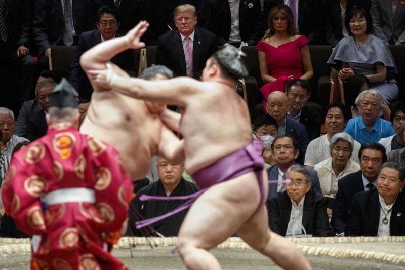 Трамп в Японии вручил гигантский кубок чемпиону по сумо (фото)