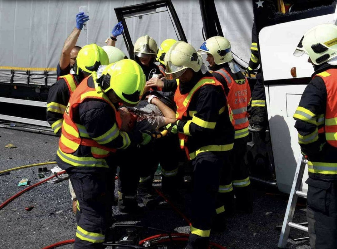 	В Чехии школьный автобус влетел в фуру: два десятка раненых