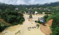 	На юг и восток Китая обрушились ливни и наводнение: яркие фото и видео