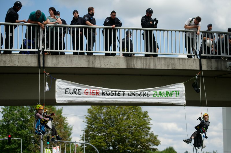 	В Германии тысячи людей вышли на митинг за защиту климата