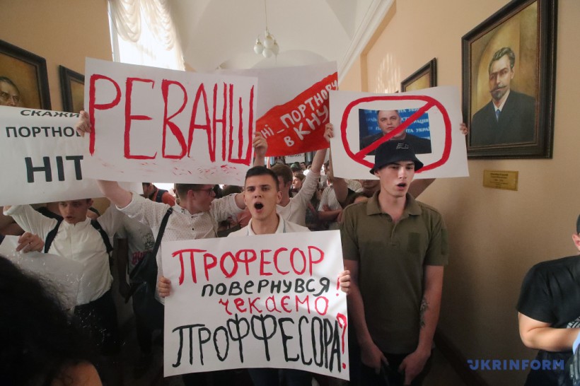 Гибель Тымчука, студенты против Портнова и цирк под АП