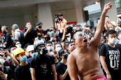 	Тысячи жителей Гонконга снова протестуют: яркие кадры с улиц города