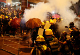 	Новые протесты в Гонконге: демонстрантов разгоняют слезоточивым газом, фото, видео