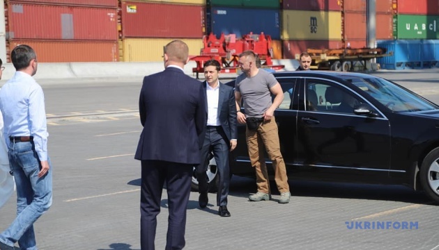 Зеленский соблюдает ПДД, даже когда опаздывает в аэропорт — Офис Президента Зеленский соблюдает ПДД, даже когда опаздывает в аэропорт — Офис Президента