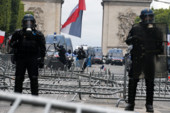 	Во время парада в Париже "желтые жилеты" освистали Макрона и устроили стычки с полицией: фото