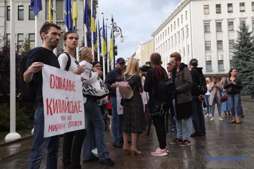 На Банковой митингуют против люстрации “чиновников с Майдана”