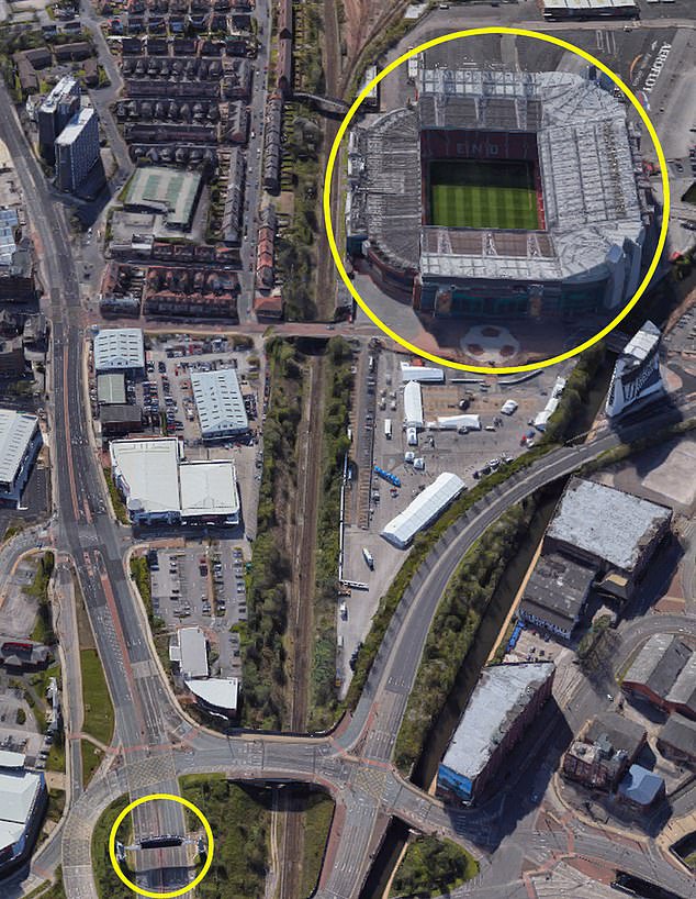 "Манчестер Сити" разместил возле "Олд Траффорд" провокационный баннер: "Это наш город" (фото)