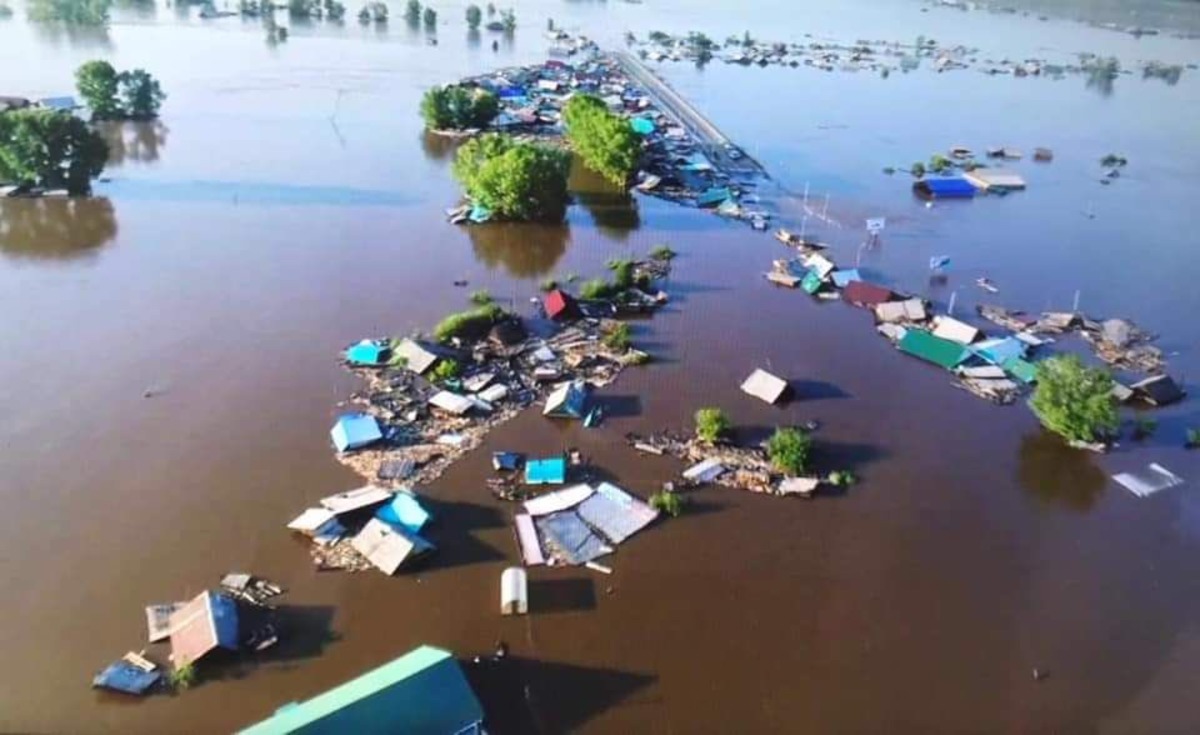 	ФОТОФАКТ.
В России река унесла сотни домов и может снести мост