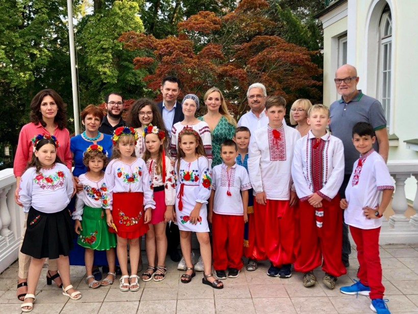 Посольство в Австрии проведали дети из Украины