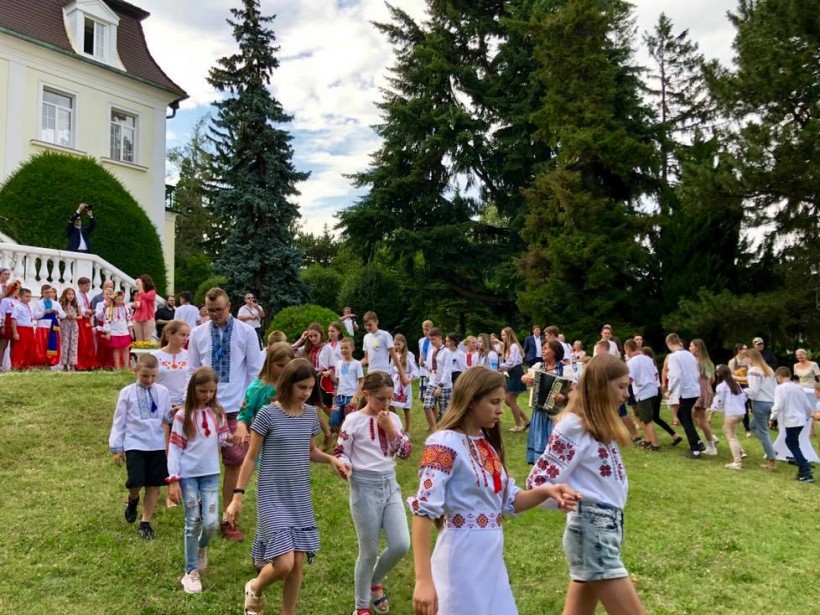 Посольство в Австрии проведали дети из Украины