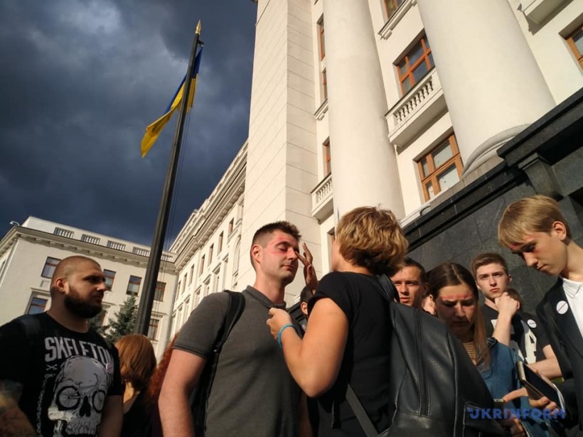 Под Офисом Президента активисты обозначили "красные линии" для Зеленского