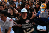 	Тысячи протестующих парализовали аэропорт Гонконга