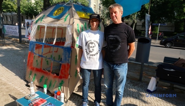 День рождения Сенцова в Берлине отметили художественной акцией протеста