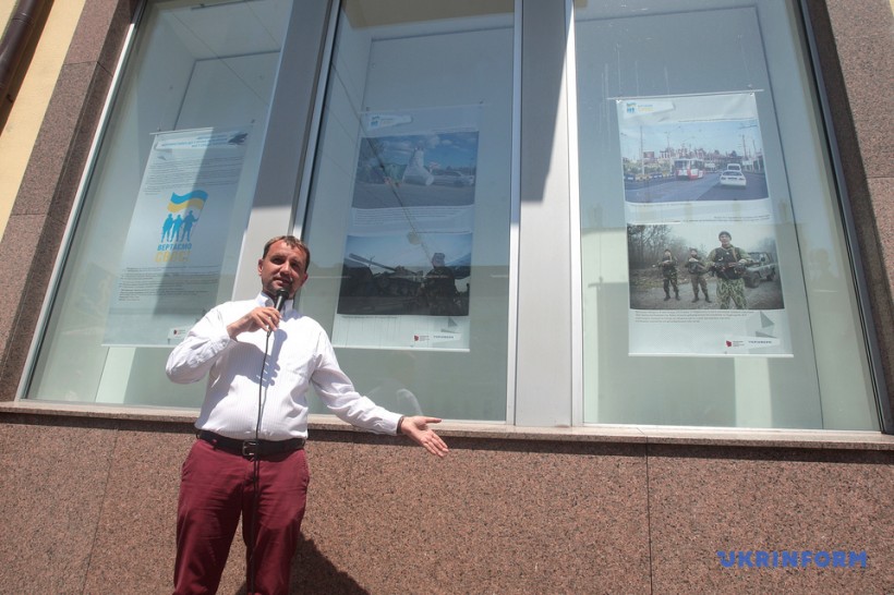 В Укринформе открылась фотовыставка к годовщине освобождения городов Донбасса