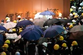 	В Гонконге протестующие ворвались в здание парламента, фото