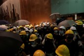 	В Гонконге протестующие ворвались в здание парламента, фото