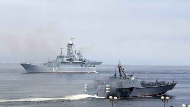 Рядом с границей Латвии заметили два военных корабля РФ Рядом с границей Латвии заметили два военных корабля РФ