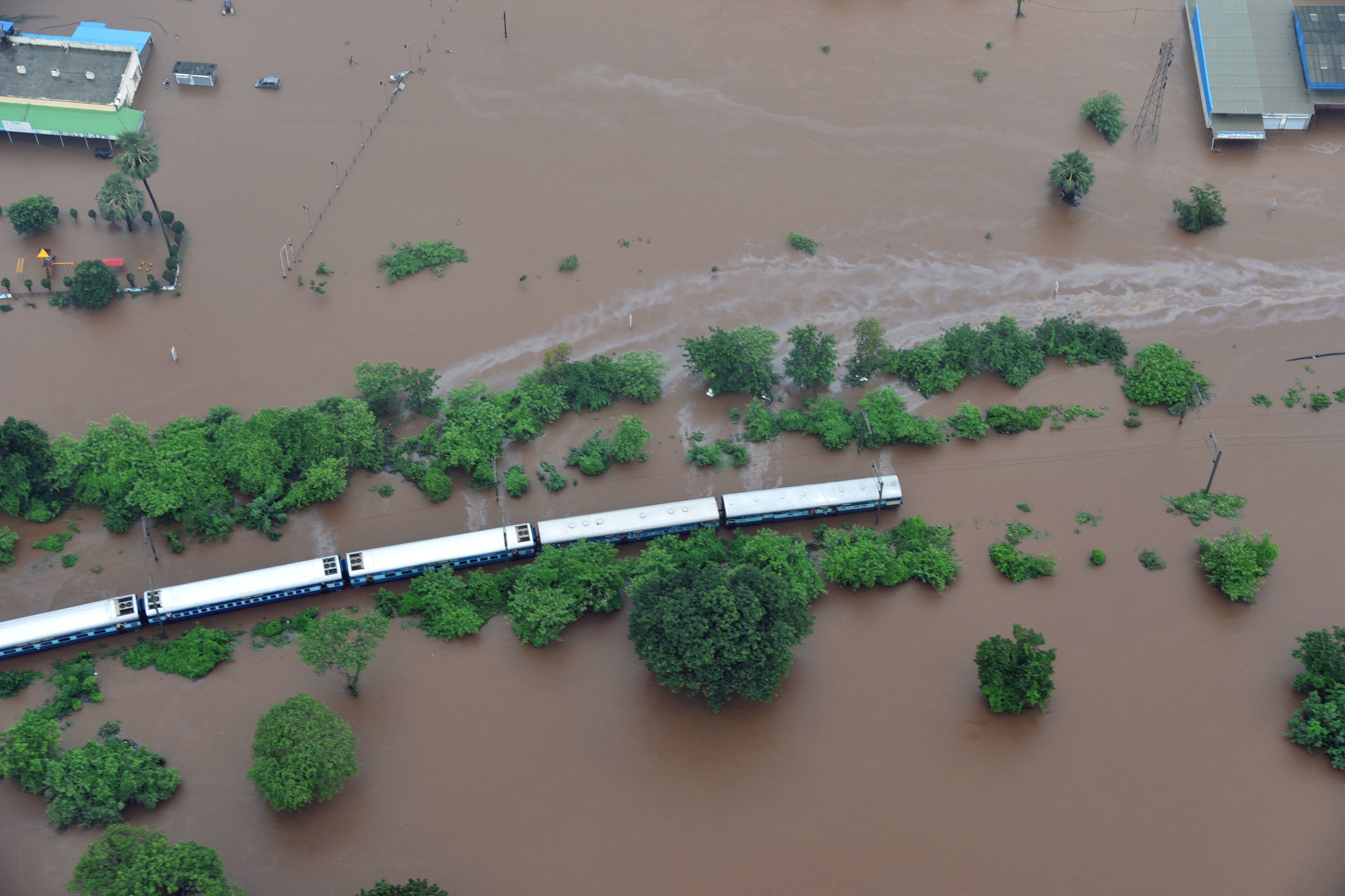 	В Индии из-за наводнения из поезда эвакуировали 700 человек