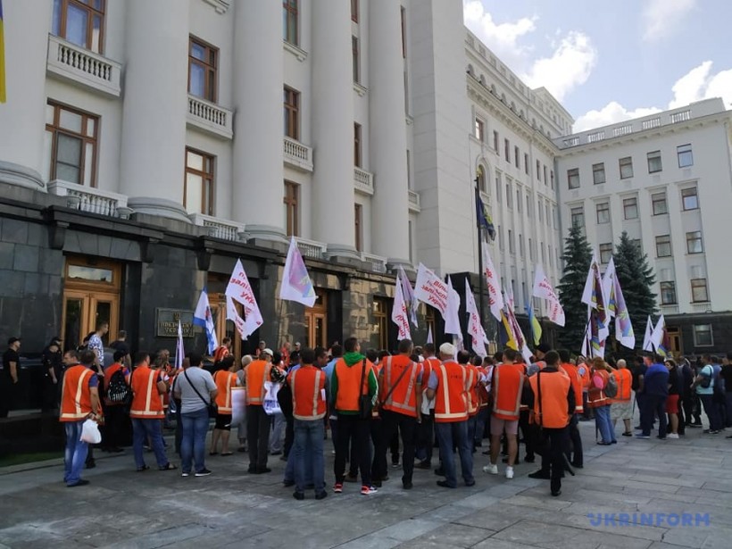 Под Офисом Президента в оранжевых жилетах митингуют железнодорожники