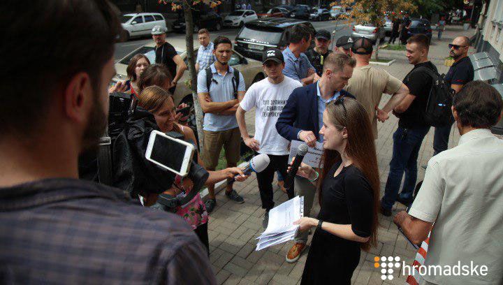 Под офисом омбудсмена активисты требовали отставки Денисовой