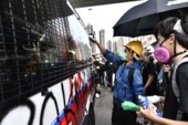	В Гонконге активисты вышли на новый протест: полиция применила слезоточивый газ
