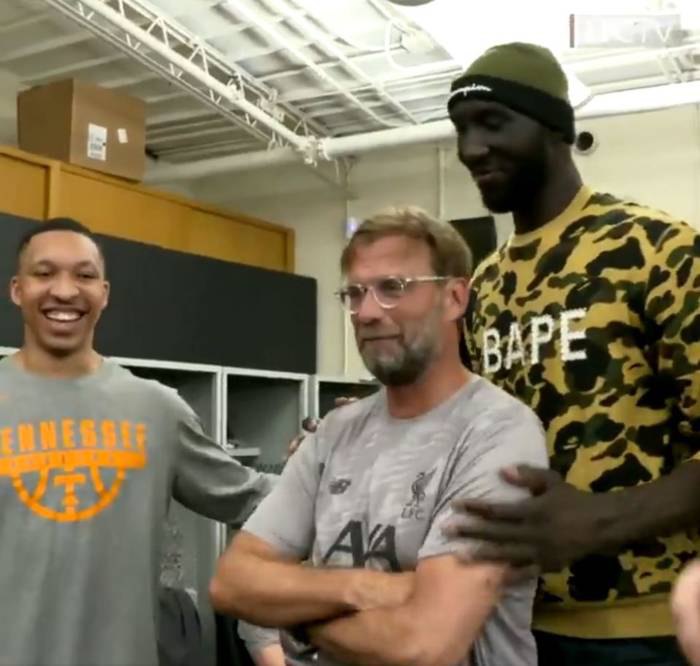 Самый высокий баскетболист НБА встретился с футболистами "Ливерпуля" (фото)