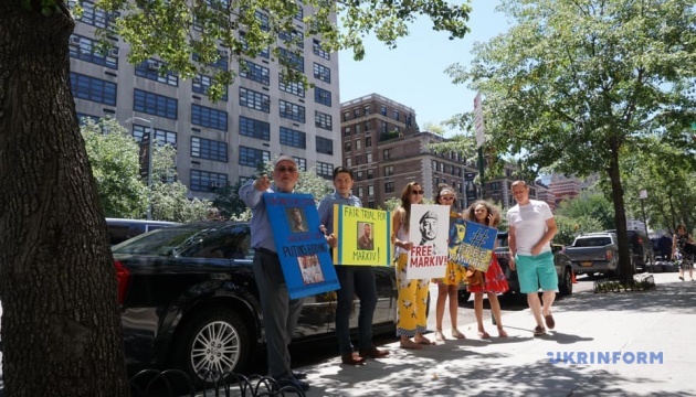 Украинцы в Нью-Йорке пикетируют консульство Италии из-за приговора Маркиву