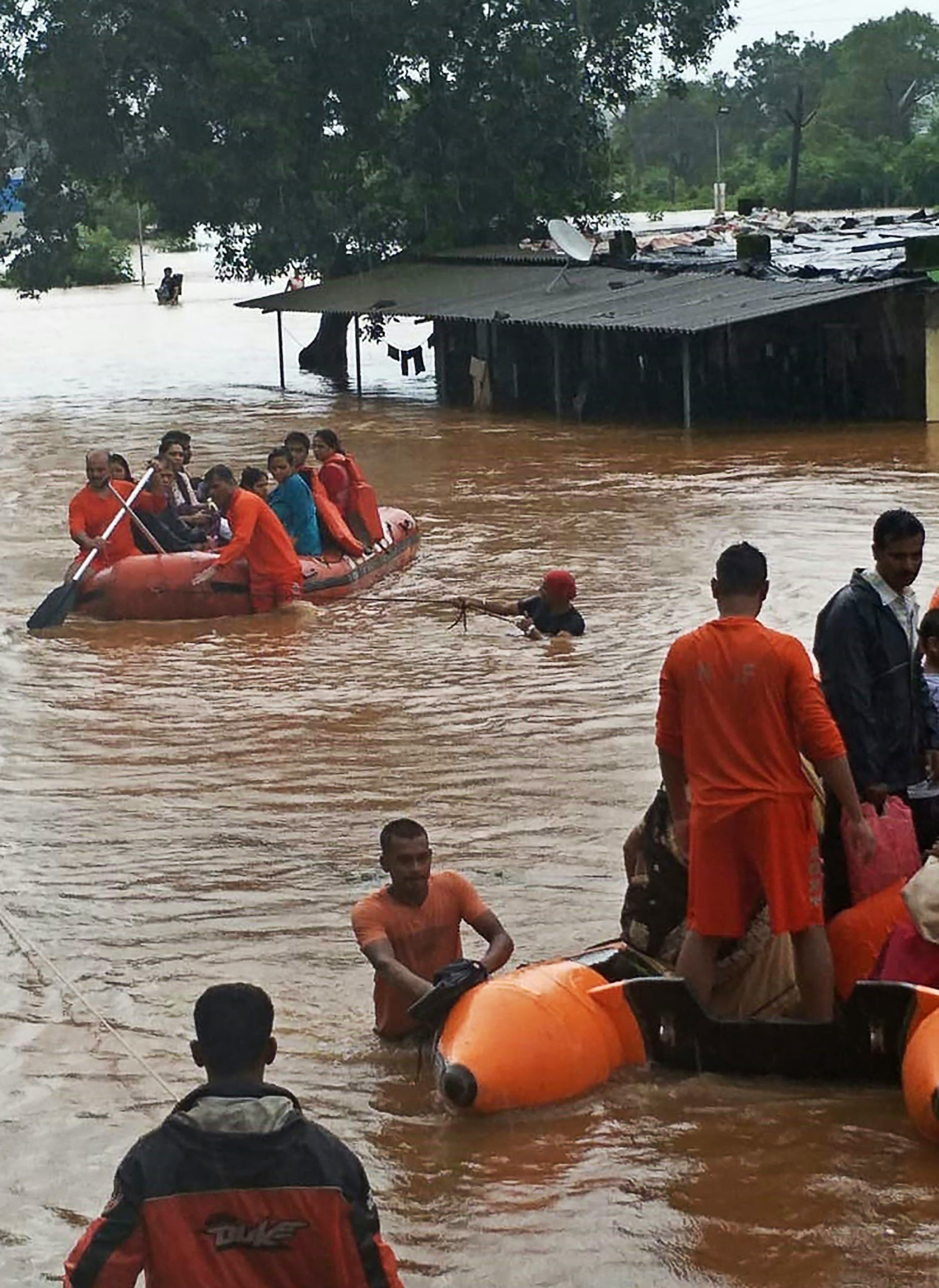 	В Индии из-за наводнения из поезда эвакуировали 700 человек