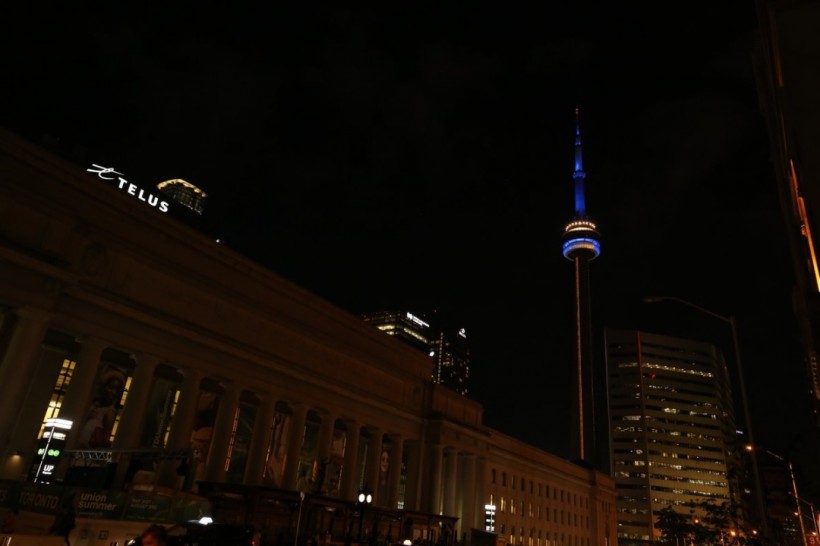 Самое высокое здание Канады подсветили в честь Украины