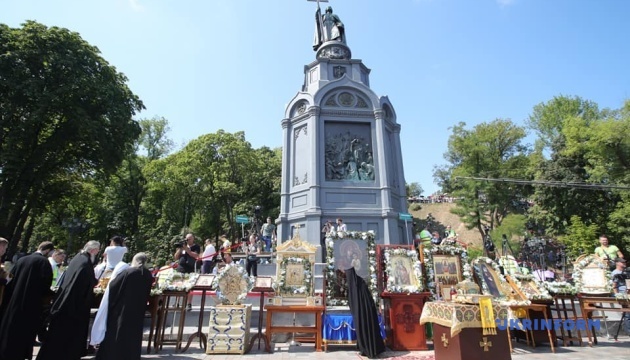 В Киеве верующие УПЦ МП двинулись крестным ходом к Лавре