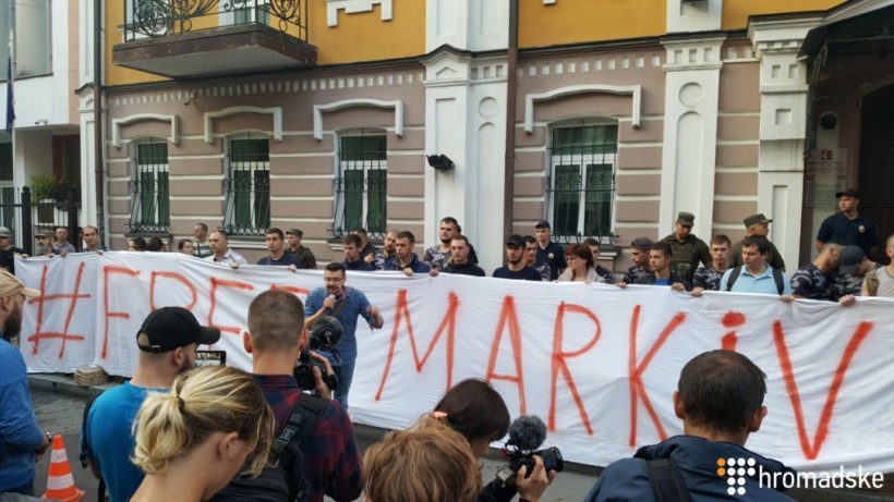 В Киеве возле посольства Италии требуют освободить нацгвардейца Маркива